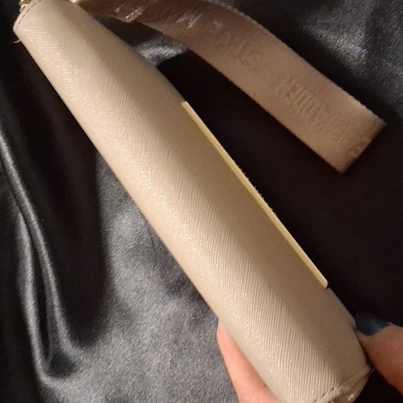 Steve Madden Beige Wristlet with Gold Accents .like New - Picture 12 of 12